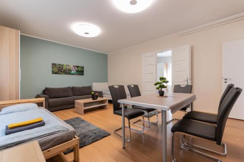 ein Wohnzimmer mit einem Tisch und einem Sofa in der Unterkunft B12 Apartment Budapest in Budapest