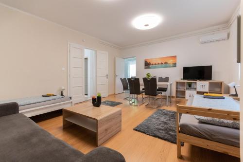 ein Wohnzimmer mit einem Sofa und einem Tisch in der Unterkunft B12 Apartment Budapest in Budapest