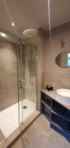 La salle de bains est pourvue d'une douche et d'un lavabo. dans l'établissement Odette du Colorado, vue sur le colorado, jacuzzi, boisé, à Rustrel