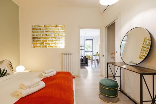 1 dormitorio con espejo grande y 1 cama con toallas en Center Apartments Milano - Exclusive Park House Navigli, en Milán