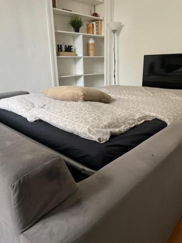 Bett in einem Zimmer mit in der Unterkunft Studio cosy Brétigny in Brétigny-sur-Orge