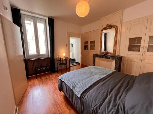 Voodi või voodid majutusasutuse La Colbertine - Charming Apartment in Place Colbert toas