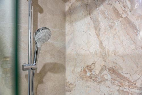 La salle de bains est pourvue d'une douche et d'un sèche-cheveux. dans l'établissement Studio Banane 2 min croisette mitoyen Martinez, à Cannes