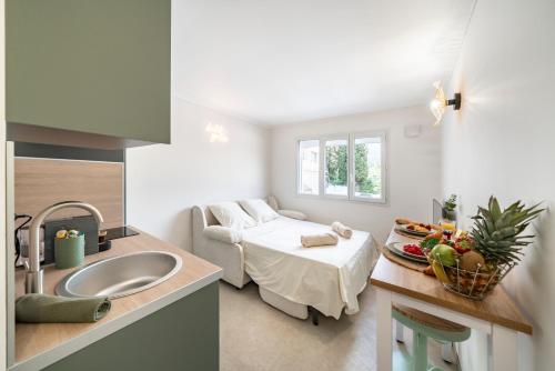 La salle de bains est pourvue d'un lavabo et d'un lit dans la chambre. dans l'établissement Studio Banane 2 min croisette mitoyen Martinez, à Cannes