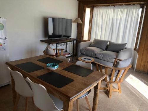 una sala de estar con una mesa y un sofá en El Amparo, en Esquel