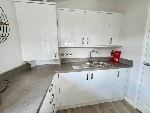 Η κουζίνα ή μικρή κουζίνα στο The Lighthouse, Pet friendly lodge on Hoburne Cotswold Holiday Park