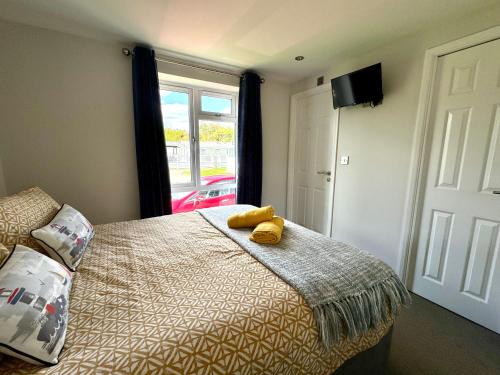 Ένα ή περισσότερα κρεβάτια σε δωμάτιο στο The Lighthouse, Pet friendly lodge on Hoburne Cotswold Holiday Park