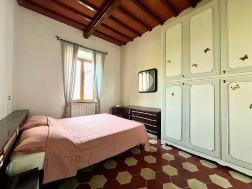 una camera con letto, cassettiera e finestra di Siena Apartment 2 Parcheggio privato e giardino a Siena