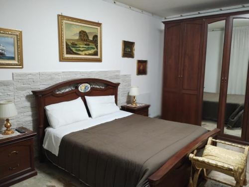パルティニーコにあるCasa Emma 121のベッドルーム1室(ベッド1台、テーブル2台、椅子付)