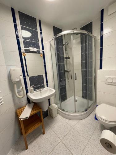 un bagno con doccia, lavandino e WC di Villa Park & Plaża a Świnoujście