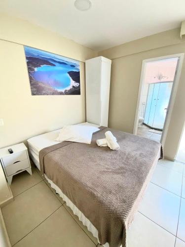 a bedroom with a bed and a large window at Cobertura com Piscina Praia Grande Vista Mar in Arraial do Cabo