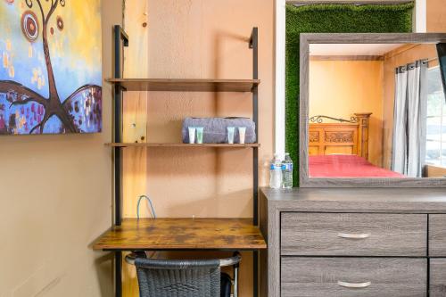 a dressing room with a dresser and a mirror at LEMONADE SOL in Tempe