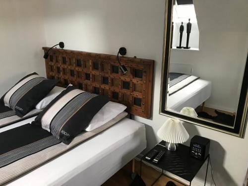 錫爾克堡的住宿－Bed and Breakfast The Old Chestnut Tree Silkeborg，一间卧室配有两张床和镜子