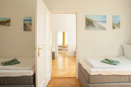 KAISER 02 by ROCKCHAIR Apartments l SUPERHOST Status l 3 Bedrooms Boxspringbeds 2 Bathrooms l Cozy Family & Business Flair 155 sqm 3 Balcony 2nd Floor Elevator up to 10 guests welcomes you! photo 79