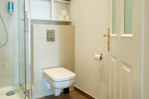 KAISER 02 by ROCKCHAIR Apartments l SUPERHOST Status l 3 Bedrooms Boxspringbeds 2 Bathrooms l Cozy Family & Business Flair 155 sqm 3 Balcony 2nd Floor Elevator up to 10 guests welcomes you! photo 41
