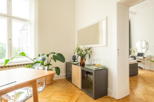 KAISER 02 by ROCKCHAIR Apartments l SUPERHOST Status l 3 Bedrooms Boxspringbeds 2 Bathrooms l Cozy Family & Business Flair 155 sqm 3 Balcony 2nd Floor Elevator up to 10 guests welcomes you! photo 9