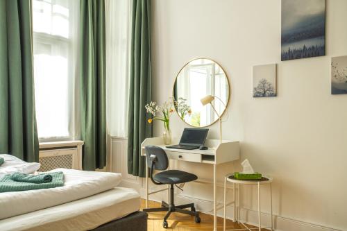 KAISER 02 by ROCKCHAIR Apartments l SUPERHOST Status l 3 Bedrooms Boxspringbeds 2 Bathrooms l Cozy Family & Business Flair 155 sqm 3 Balcony 2nd Floor Elevator up to 10 guests welcomes you! photo 8