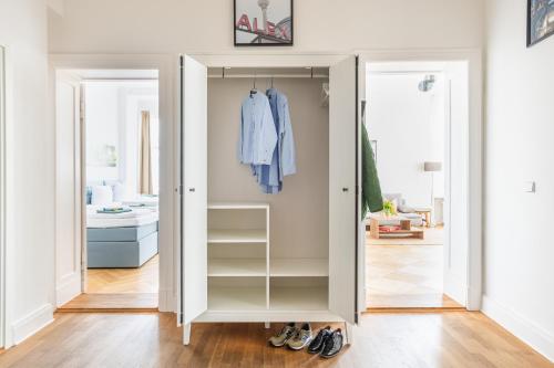 KAISER 02 by ROCKCHAIR Apartments l SUPERHOST Status l 3 Bedrooms Boxspringbeds 2 Bathrooms l Cozy Family & Business Flair 155 sqm 3 Balcony 2nd Floor Elevator up to 10 guests welcomes you! photo 77