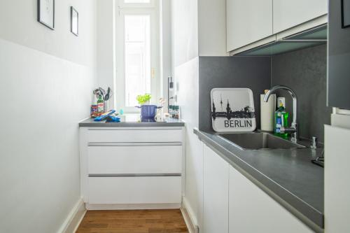 KAISER 02 by ROCKCHAIR Apartments l SUPERHOST Status l 3 Bedrooms Boxspringbeds 2 Bathrooms l Cozy Family & Business Flair 155 sqm 3 Balcony 2nd Floor Elevator up to 10 guests welcomes you! photo 19