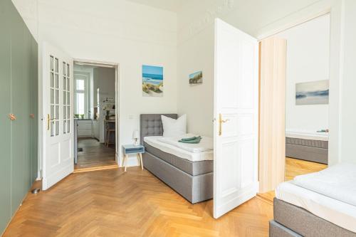 KAISER 02 by ROCKCHAIR Apartments l SUPERHOST Status l 3 Bedrooms Boxspringbeds 2 Bathrooms l Cozy Family & Business Flair 155 sqm 3 Balcony 2nd Floor Elevator up to 10 guests welcomes you! photo 12