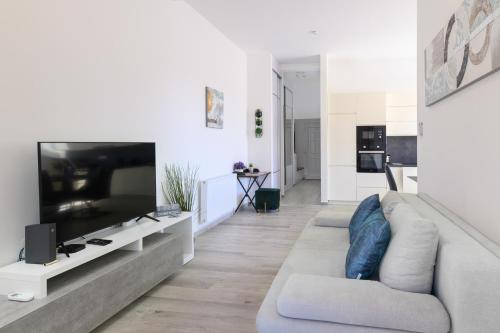 Μια τηλεόραση ή/και κέντρο ψυχαγωγίας στο Domino Suite Eger