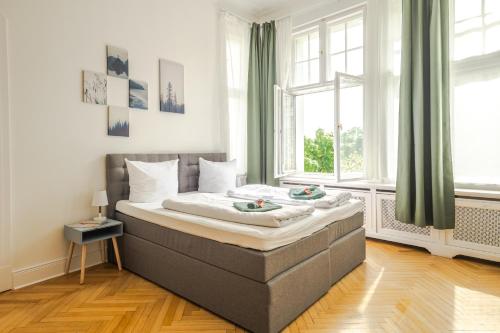 KAISER 02 by ROCKCHAIR Apartments l SUPERHOST Status l 3 Bedrooms Boxspringbeds 2 Bathrooms l Cozy Family & Business Flair 155 sqm 3 Balcony 2nd Floor Elevator up to 10 guests welcomes you! photo 14