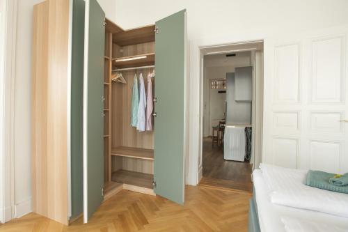 KAISER 02 by ROCKCHAIR Apartments l SUPERHOST Status l 3 Bedrooms Boxspringbeds 2 Bathrooms l Cozy Family & Business Flair 155 sqm 3 Balcony 2nd Floor Elevator up to 10 guests welcomes you! photo 34