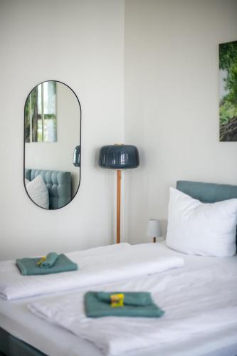KAISER 02 by ROCKCHAIR Apartments l SUPERHOST Status l 3 Bedrooms Boxspringbeds 2 Bathrooms l Cozy Family & Business Flair 155 sqm 3 Balcony 2nd Floor Elevator up to 10 guests welcomes you! photo 13
