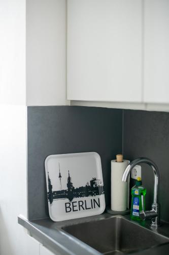 KAISER 02 by ROCKCHAIR Apartments l SUPERHOST Status l 3 Bedrooms Boxspringbeds 2 Bathrooms l Cozy Family & Business Flair 155 sqm 3 Balcony 2nd Floor Elevator up to 10 guests welcomes you! photo 16