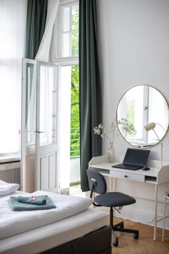 KAISER 02 by ROCKCHAIR Apartments l SUPERHOST Status l 3 Bedrooms Boxspringbeds 2 Bathrooms l Cozy Family & Business Flair 155 sqm 3 Balcony 2nd Floor Elevator up to 10 guests welcomes you! photo 15