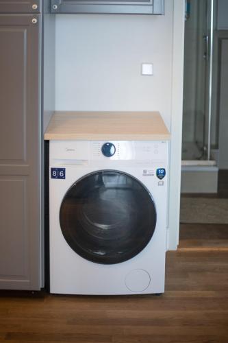 KAISER 02 by ROCKCHAIR Apartments l SUPERHOST Status l 3 Bedrooms Boxspringbeds 2 Bathrooms l Cozy Family & Business Flair 155 sqm 3 Balcony 2nd Floor Elevator up to 10 guests welcomes you! photo 32