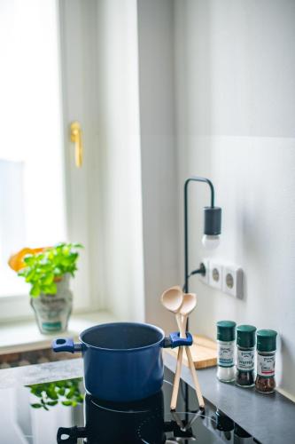 KAISER 02 by ROCKCHAIR Apartments l SUPERHOST Status l 3 Bedrooms Boxspringbeds 2 Bathrooms l Cozy Family & Business Flair 155 sqm 3 Balcony 2nd Floor Elevator up to 10 guests welcomes you! photo 20