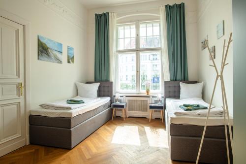 KAISER 02 by ROCKCHAIR Apartments l SUPERHOST Status l 3 Bedrooms Boxspringbeds 2 Bathrooms l Cozy Family & Business Flair 155 sqm 3 Balcony 2nd Floor Elevator up to 10 guests welcomes you! photo 17