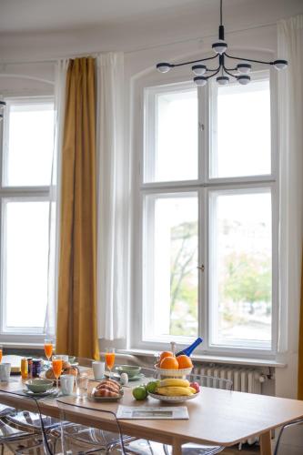 KAISER 02 by ROCKCHAIR Apartments l SUPERHOST Status l 3 Bedrooms Boxspringbeds 2 Bathrooms l Cozy Family & Business Flair 155 sqm 3 Balcony 2nd Floor Elevator up to 10 guests welcomes you! photo 24