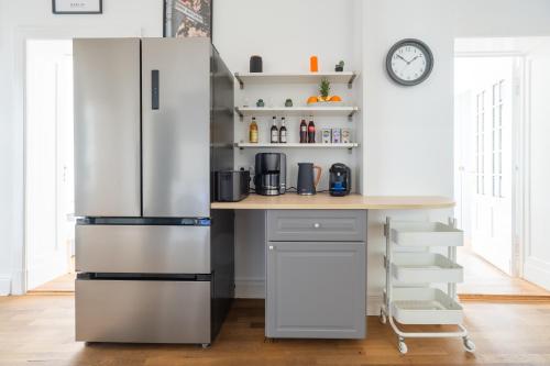 KAISER 02 by ROCKCHAIR Apartments l SUPERHOST Status l 3 Bedrooms Boxspringbeds 2 Bathrooms l Cozy Family & Business Flair 155 sqm 3 Balcony 2nd Floor Elevator up to 10 guests welcomes you! photo 18