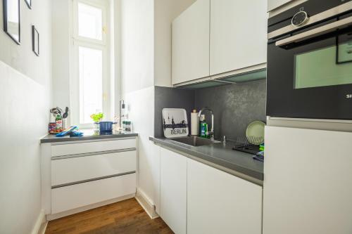 KAISER 02 by ROCKCHAIR Apartments l SUPERHOST Status l 3 Bedrooms Boxspringbeds 2 Bathrooms l Cozy Family & Business Flair 155 sqm 3 Balcony 2nd Floor Elevator up to 10 guests welcomes you! photo 21
