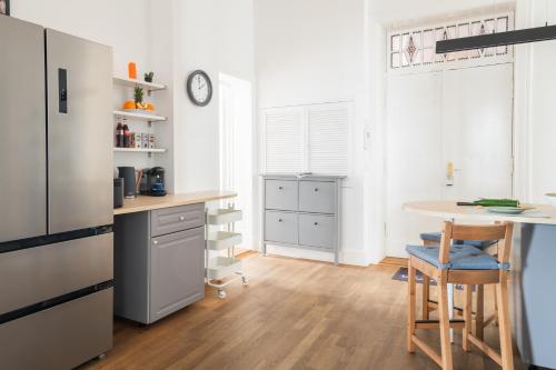 KAISER 02 by ROCKCHAIR Apartments l SUPERHOST Status l 3 Bedrooms Boxspringbeds 2 Bathrooms l Cozy Family & Business Flair 155 sqm 3 Balcony 2nd Floor Elevator up to 10 guests welcomes you! photo 23