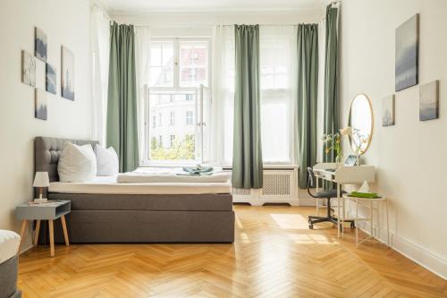KAISER 02 by ROCKCHAIR Apartments l SUPERHOST Status l 3 Bedrooms Boxspringbeds 2 Bathrooms l Cozy Family & Business Flair 155 sqm 3 Balcony 2nd Floor Elevator up to 10 guests welcomes you! photo 4