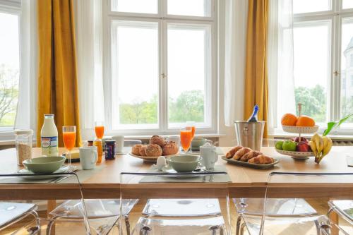 KAISER 02 by ROCKCHAIR Apartments l SUPERHOST Status l 3 Bedrooms Boxspringbeds 2 Bathrooms l Cozy Family & Business Flair 155 sqm 3 Balcony 2nd Floor Elevator up to 10 guests welcomes you! photo 58