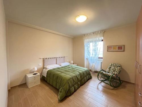 1 dormitorio con 1 cama, 1 silla y 1 ventana en Casa Vacanze Nonno Giò, en Sulmona