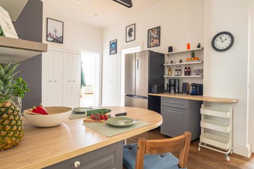 KAISER 02 by ROCKCHAIR Apartments l SUPERHOST Status l 3 Bedrooms Boxspringbeds 2 Bathrooms l Cozy Family & Business Flair 155 sqm 3 Balcony 2nd Floor Elevator up to 10 guests welcomes you! photo 54