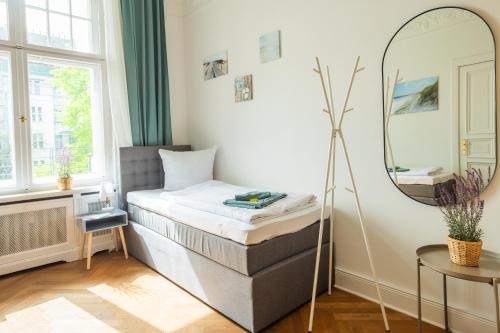 KAISER 02 by ROCKCHAIR Apartments l SUPERHOST Status l 3 Bedrooms Boxspringbeds 2 Bathrooms l Cozy Family & Business Flair 155 sqm 3 Balcony 2nd Floor Elevator up to 10 guests welcomes you! photo 38