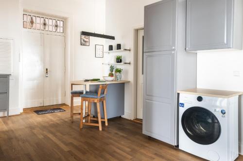 KAISER 02 by ROCKCHAIR Apartments l SUPERHOST Status l 3 Bedrooms Boxspringbeds 2 Bathrooms l Cozy Family & Business Flair 155 sqm 3 Balcony 2nd Floor Elevator up to 10 guests welcomes you! photo 30
