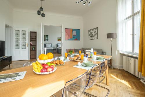KAISER 02 by ROCKCHAIR Apartments l SUPERHOST Status l 3 Bedrooms Boxspringbeds 2 Bathrooms l Cozy Family & Business Flair 155 sqm 3 Balcony 2nd Floor Elevator up to 10 guests welcomes you! photo 28