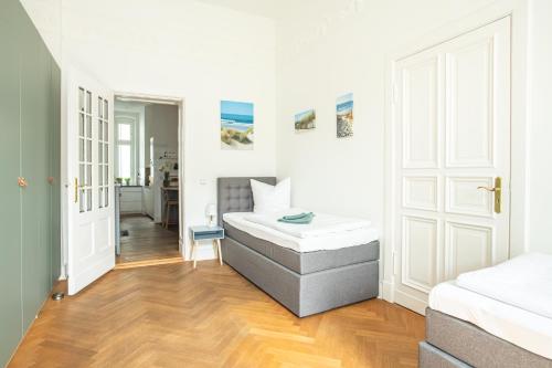 KAISER 02 by ROCKCHAIR Apartments l SUPERHOST Status l 3 Bedrooms Boxspringbeds 2 Bathrooms l Cozy Family & Business Flair 155 sqm 3 Balcony 2nd Floor Elevator up to 10 guests welcomes you! photo 36