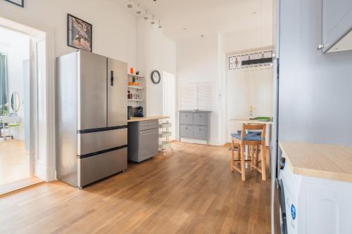 KAISER 02 by ROCKCHAIR Apartments l SUPERHOST Status l 3 Bedrooms Boxspringbeds 2 Bathrooms l Cozy Family & Business Flair 155 sqm 3 Balcony 2nd Floor Elevator up to 10 guests welcomes you! photo 49