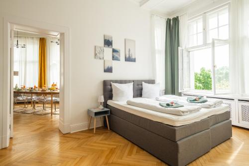 KAISER 02 by ROCKCHAIR Apartments l SUPERHOST Status l 3 Bedrooms Boxspringbeds 2 Bathrooms l Cozy Family & Business Flair 155 sqm 3 Balcony 2nd Floor Elevator up to 10 guests welcomes you! photo 33