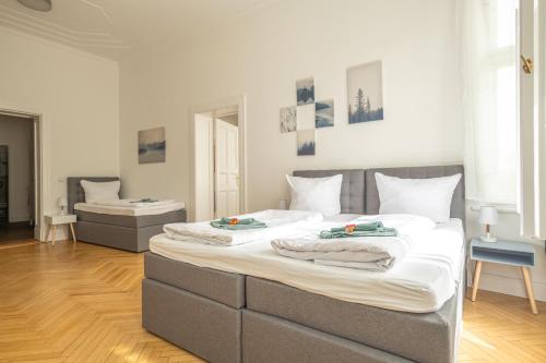 KAISER 02 by ROCKCHAIR Apartments l SUPERHOST Status l 3 Bedrooms Boxspringbeds 2 Bathrooms l Cozy Family & Business Flair 155 sqm 3 Balcony 2nd Floor Elevator up to 10 guests welcomes you! photo 39