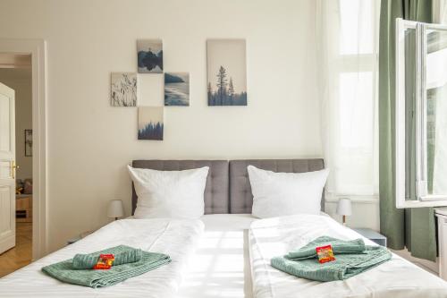 KAISER 02 by ROCKCHAIR Apartments l SUPERHOST Status l 3 Bedrooms Boxspringbeds 2 Bathrooms l Cozy Family & Business Flair 155 sqm 3 Balcony 2nd Floor Elevator up to 10 guests welcomes you! photo 53