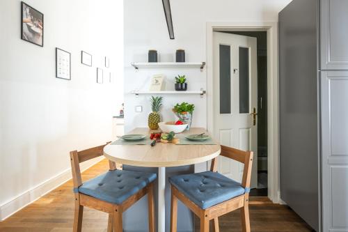 KAISER 02 by ROCKCHAIR Apartments l SUPERHOST Status l 3 Bedrooms Boxspringbeds 2 Bathrooms l Cozy Family & Business Flair 155 sqm 3 Balcony 2nd Floor Elevator up to 10 guests welcomes you! photo 37